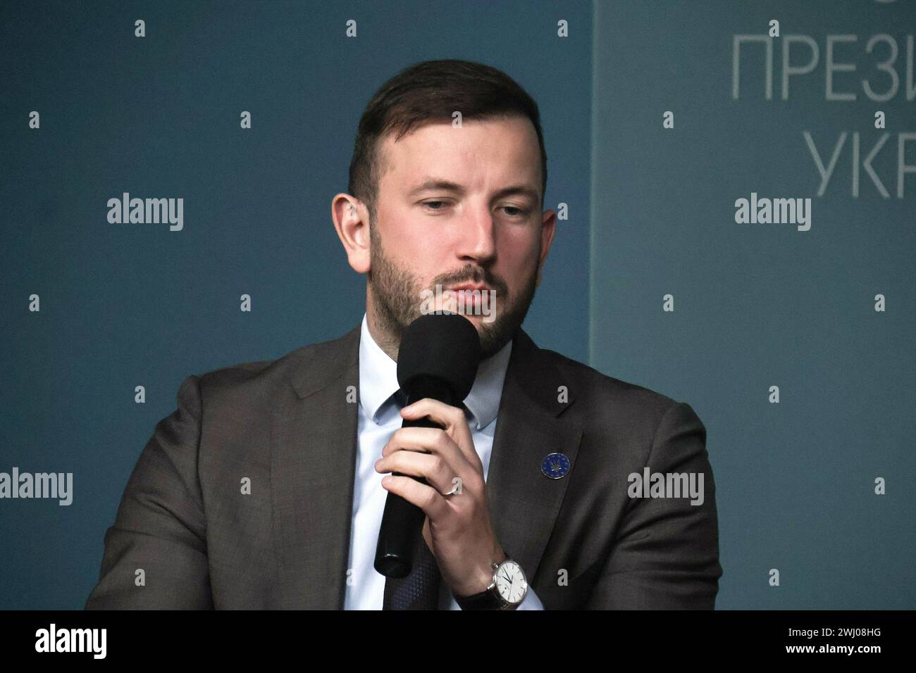 KIEW, UKRAINE - 09. FEBRUAR 2024 - EU-Umweltkommissar, Ozeane und Fischerei Virginijus Sinkevicius spricht während des Treffens mit dem Leiter des Büros des Präsidenten der Ukraine Andrii Yermak und Medienvertretern unter Beteiligung von Mitgliedern der Internationalen Arbeitsgruppe für die Umweltfolgen des Krieges in Kiew, Hauptstadt der Ukraine. Stockfoto