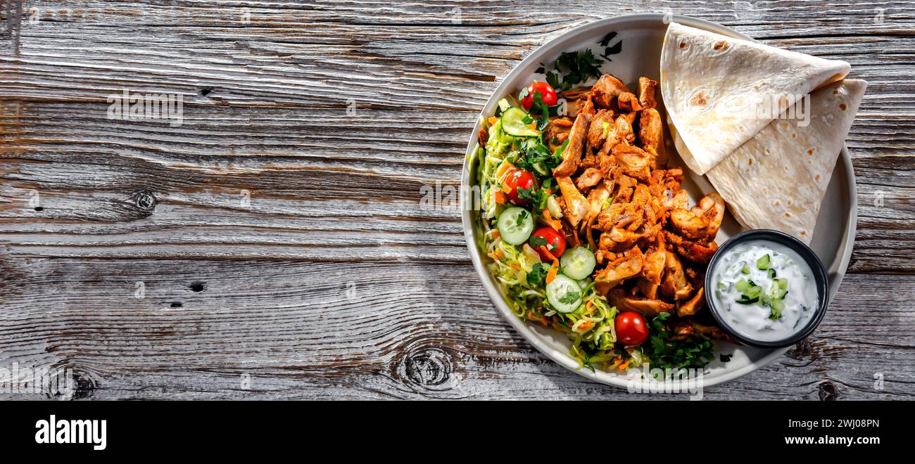 Kebab serviert mit Fladenbrot Stockfoto