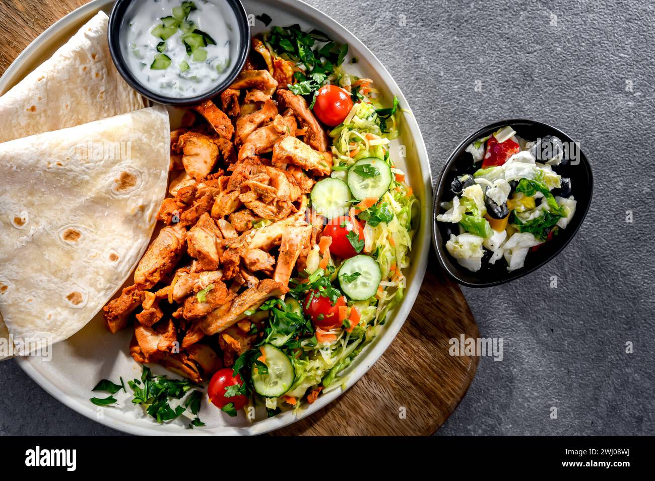 Kebab serviert mit Fladenbrot Stockfoto