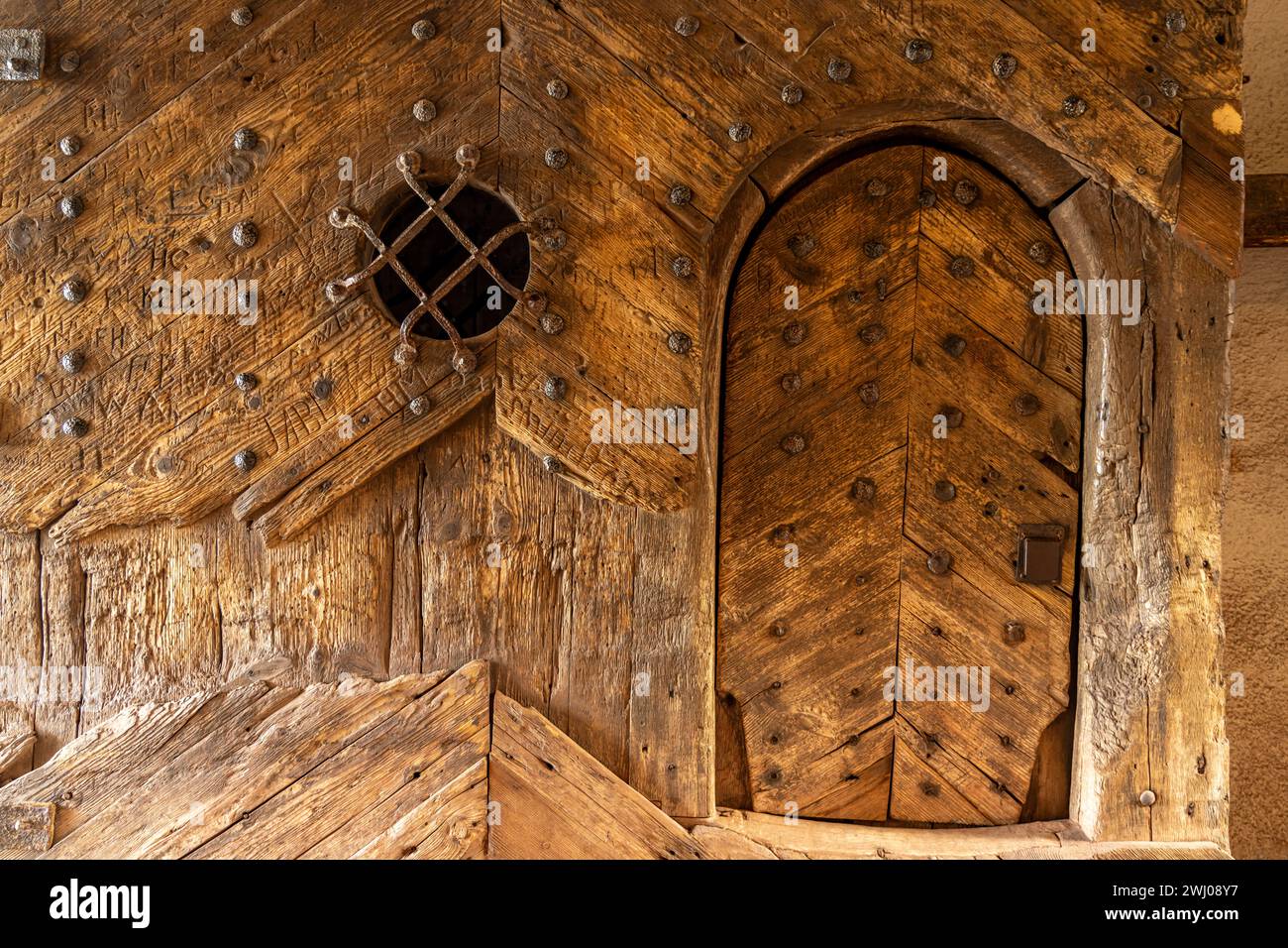 Holztür im Torhaus der Wartburg, UNESCO Welterbe in Eisenach, Thüringen, Deutschland | Holztür des Wartburger Schlosses Gatehouse, UNESCO Welt HE Stockfoto