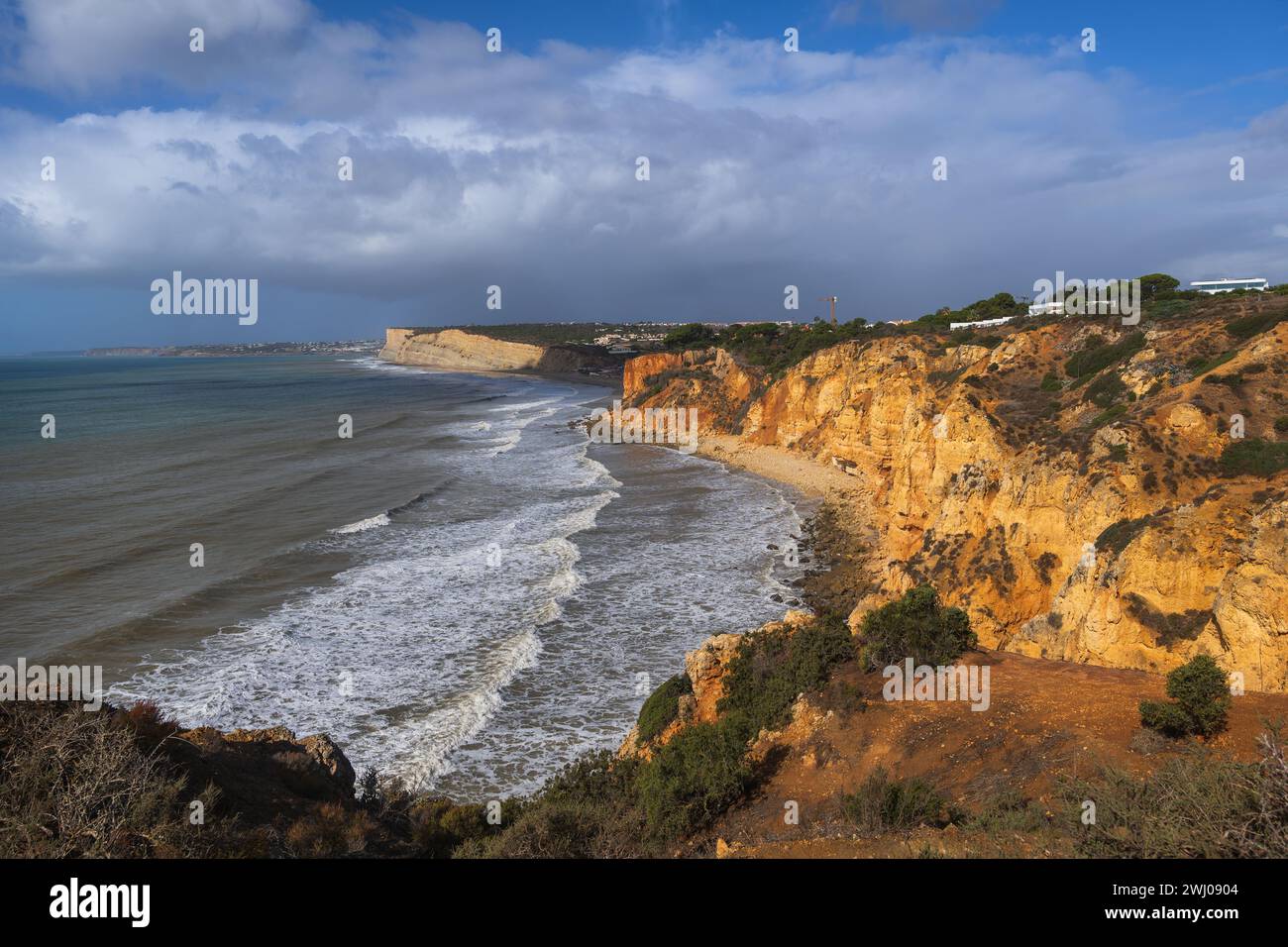 Algarve-Küste am Atlantik in Lagos, Portugal. Malerische Landschaft mit Blick auf Praia do Canavial und Praia de Porto Mos. Stockfoto