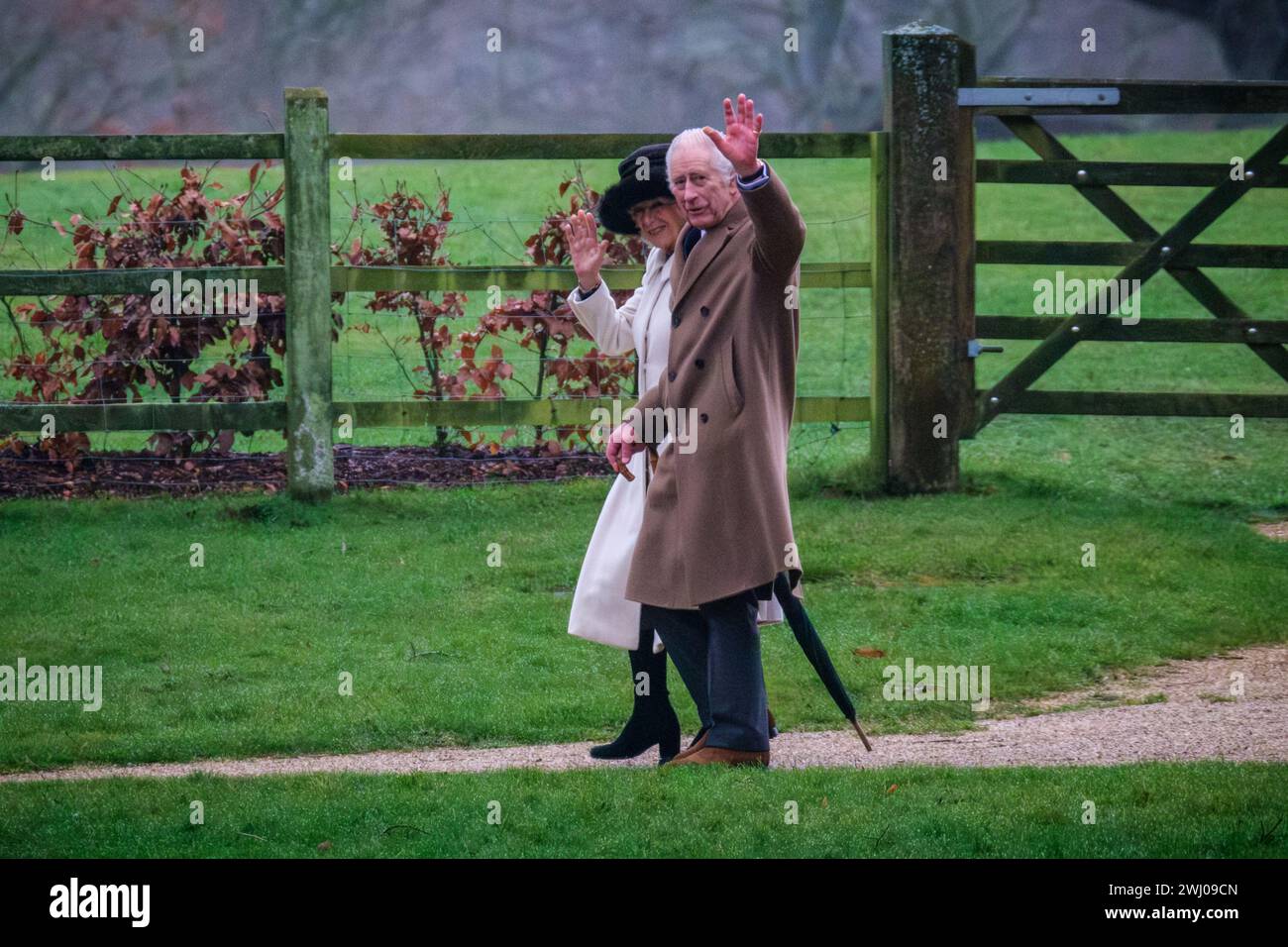 King at Sandringham, Kings Lynn, Großbritannien, 11. Februar, 2024 King Charles verlässt die Kirche in Sandringham Fotografie von Jason Bye t: +44 7966 173 930 e: mail@jasonbye.com W: http://www.jasonbye.com Stockfoto