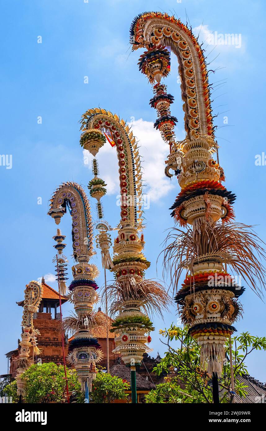 Traditionelle balinesische Dekorationen entlang der Straßen in Denpasar Downtown. Hohe Bambusstangen mit Dekoration sind zu Ehren der hinduistischen Götter Cu gesetzt Stockfoto