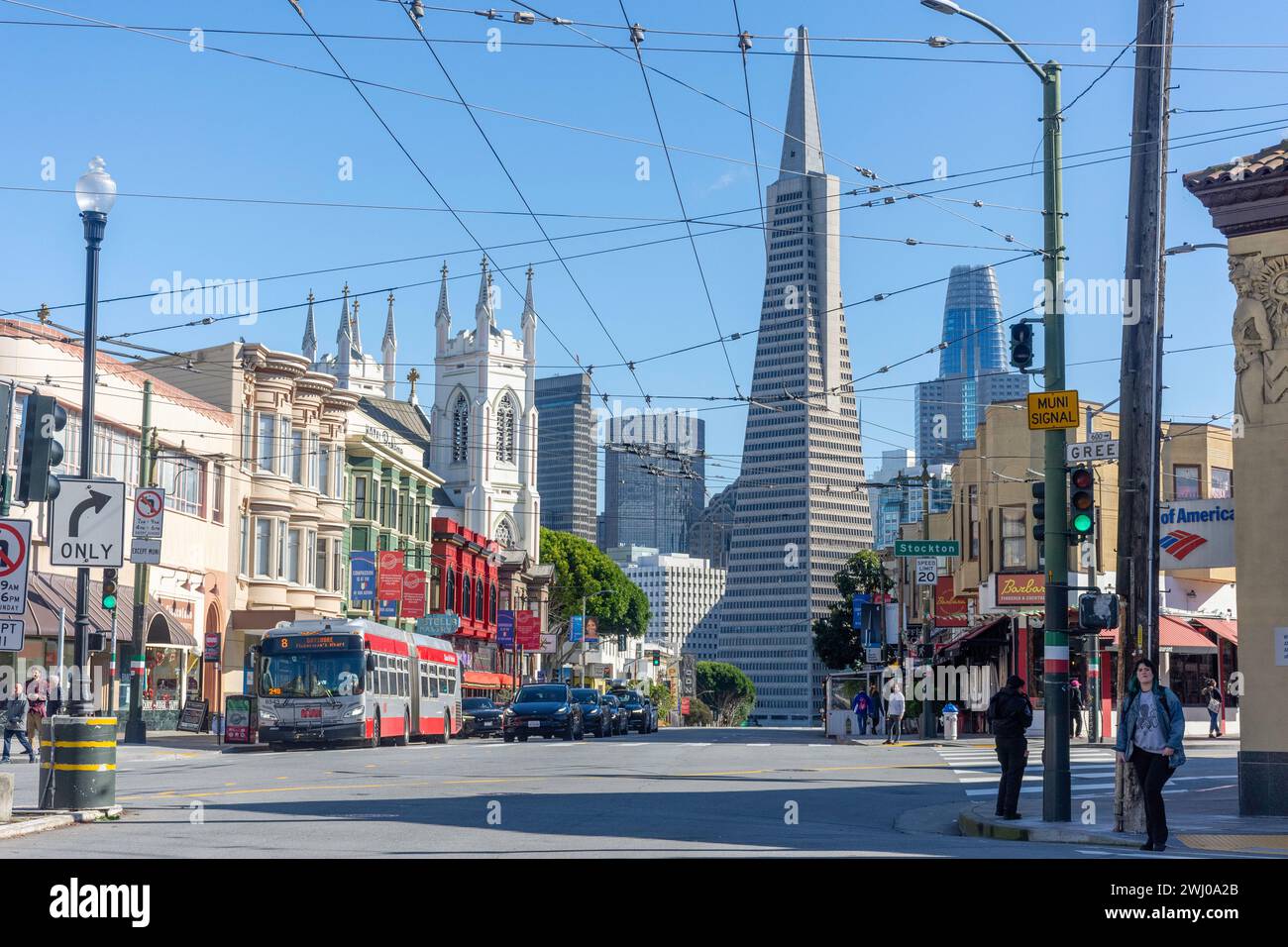 Columbus Avenue mit dem Gebäude der Transamerica Pyramid, North Beach, San Francisco, Kalifornien, USA Stockfoto