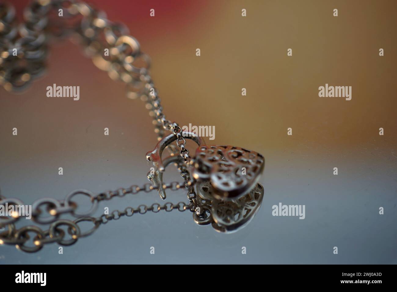 Herzförmiger Charm-Anhänger an einer filigranen Kette Stockfoto