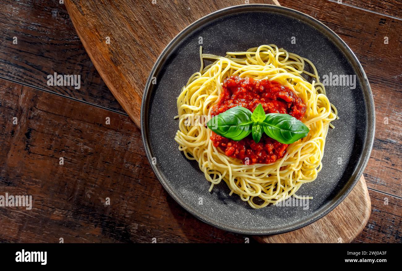 Zusammensetzung mit einem Teller Spaghetti Bolognese. Stockfoto