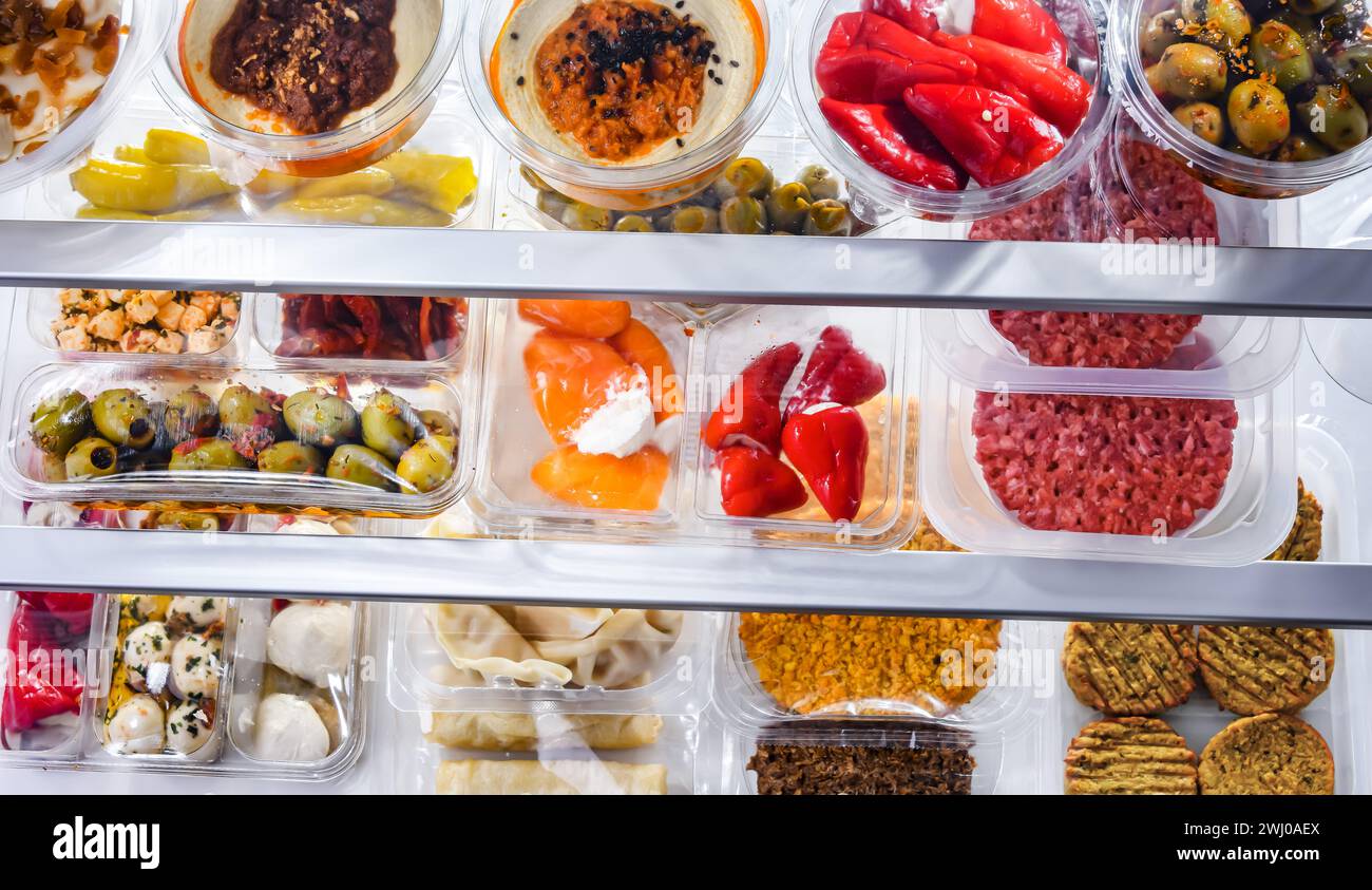 Eine Auswahl an abgepackten Lebensmitteln in Kunststoffboxen. Stockfoto