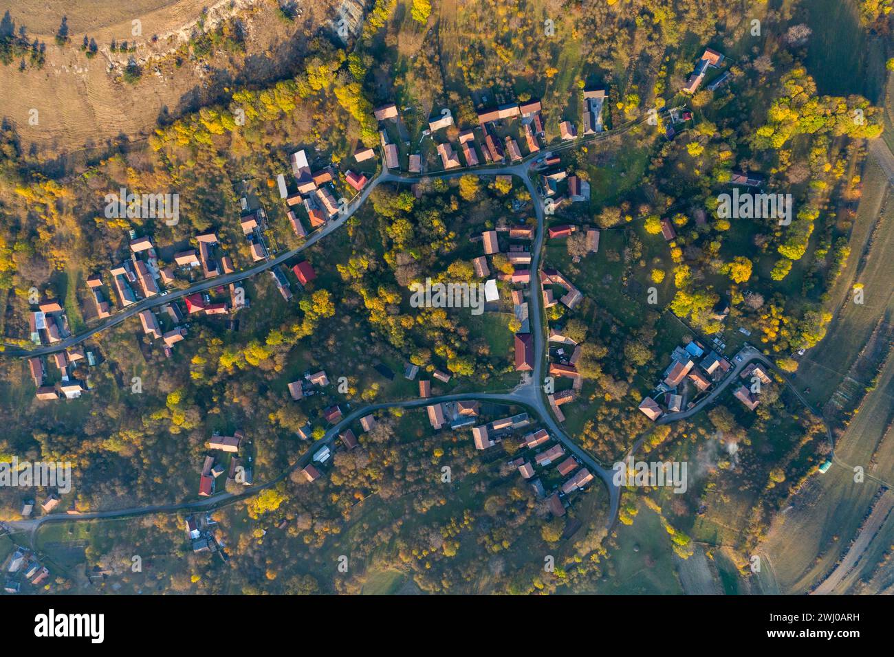 Luftdrohne Blick auf Dorfstraßen im Herbst. Bica, Siebenbürgen, Rumänien Stockfoto