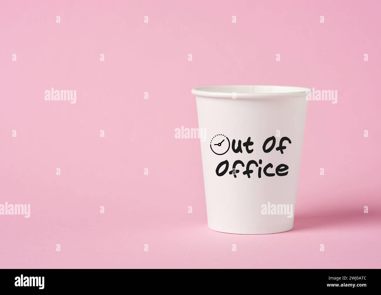 Abwesenheitsnachricht auf einer Papierkaffeetasse auf rosa Hintergrund. Kaffeepause und Business Relax Time Konzept. Stockfoto