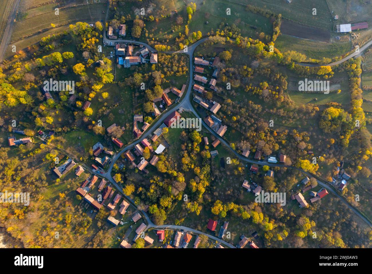 Luftdrohne Blick auf Dorfstraßen im Herbst. Bica, Siebenbürgen, Rumänien Stockfoto