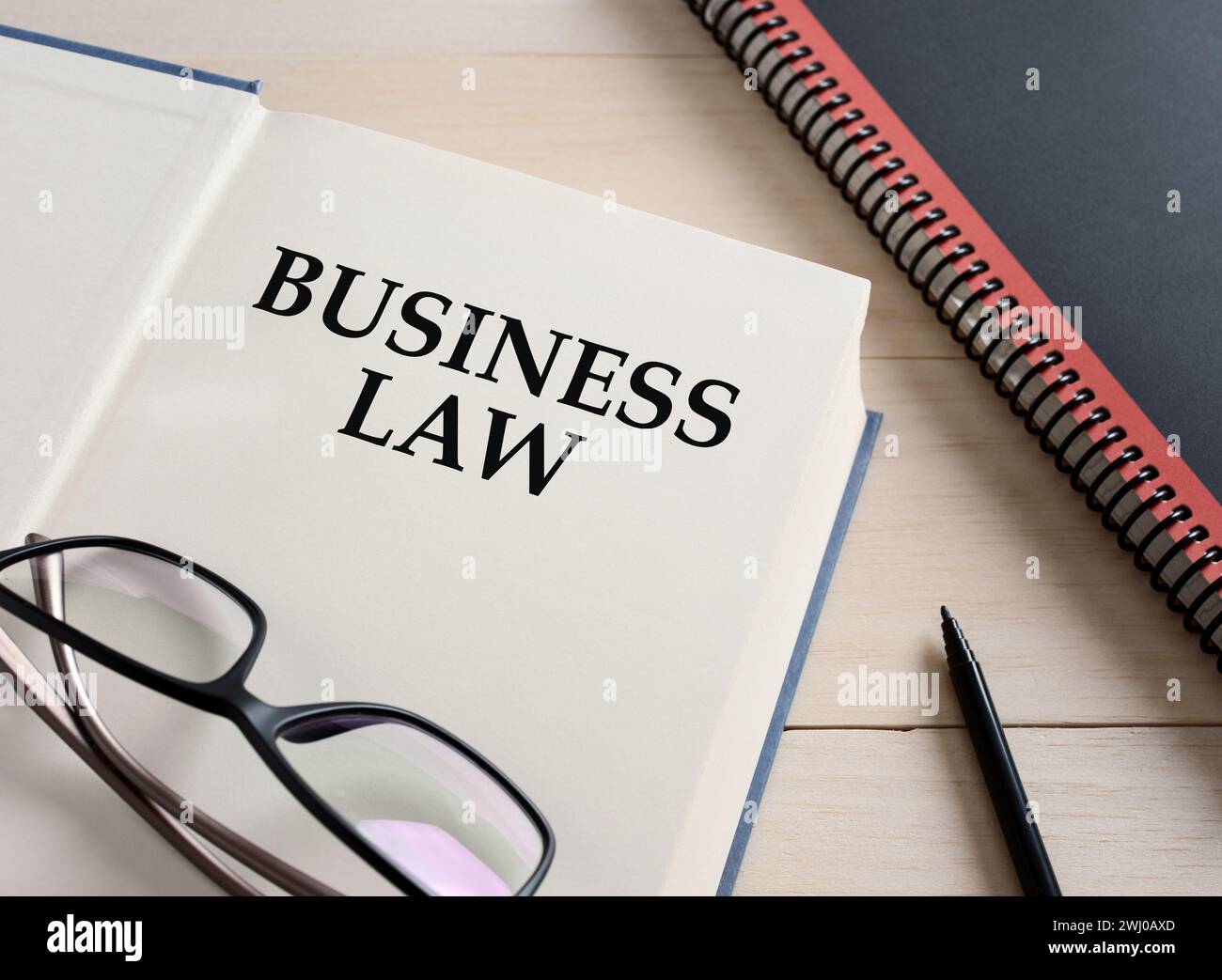 Geschäftsrecht-Buch auf dem Schreibtisch. Studium oder Erlernen des wirtschaftsrechtlichen Konzepts. Stockfoto
