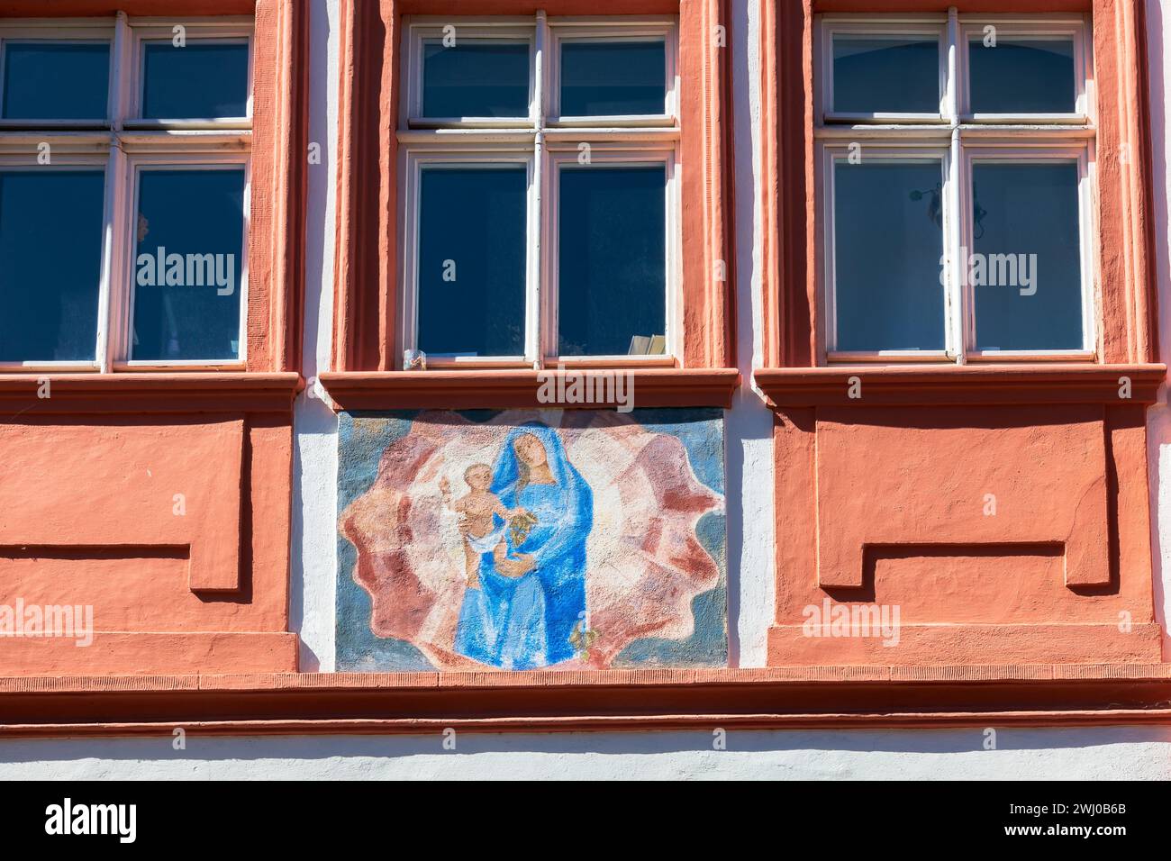 Christliches Symbol auf einer Hausfassade in Bamberg Stockfoto