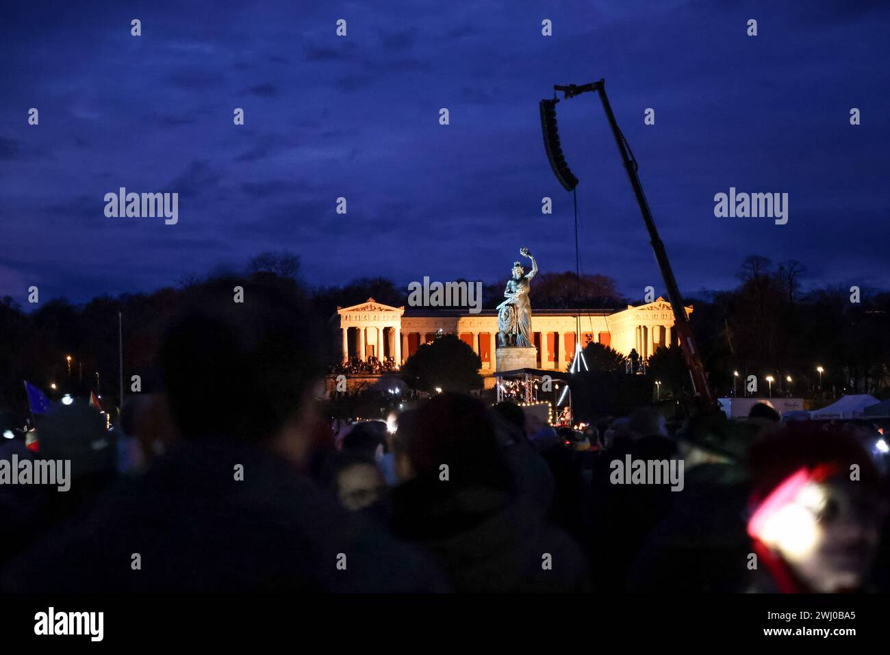 München, Deutschland - 11.02.2024: Eine riesige Menschenmenge überschwemmt die Straßen Münchens und zeigt sich während des "Lichtermeer"-Protestes in einer starken Demonstration von Einheit und demokratischem Eifer. Tausende von Demonstranten, die von Kerzen und Smartphone-Lampen beleuchtet werden, treten zusammen, um für demokratische Grundsätze und soziale Gerechtigkeit einzutreten. Quelle: Valerio Agolino / Alamy Live News Stockfoto