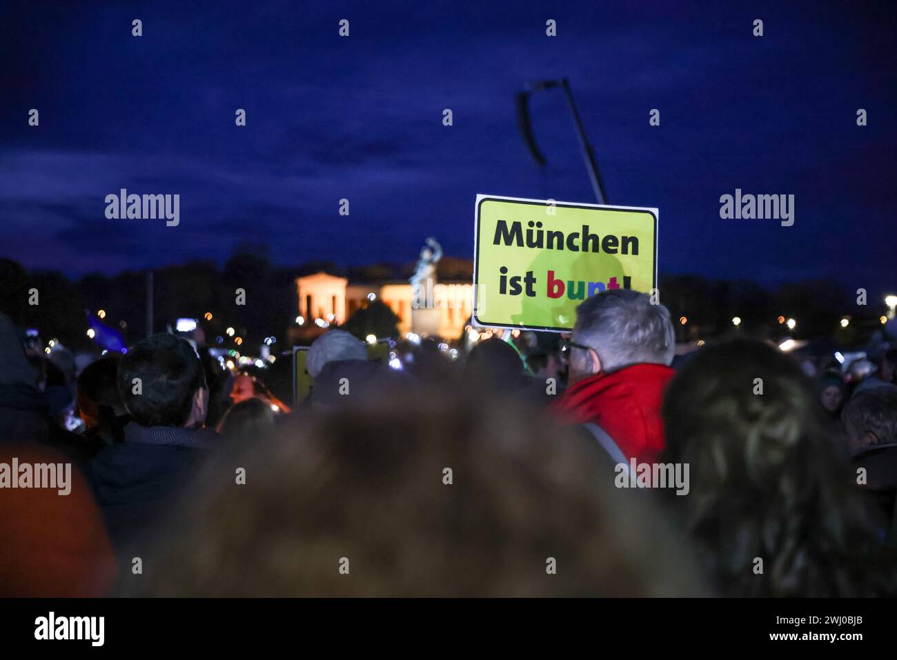 München, Deutschland - 11.02.2024: Eine riesige Menschenmenge überschwemmt die Straßen Münchens und zeigt sich während des "Lichtermeer"-Protestes in einer starken Demonstration von Einheit und demokratischem Eifer. Tausende von Demonstranten, die von Kerzen und Smartphone-Lampen beleuchtet werden, treten zusammen, um für demokratische Grundsätze und soziale Gerechtigkeit einzutreten. Quelle: Valerio Agolino / Alamy Live News Stockfoto