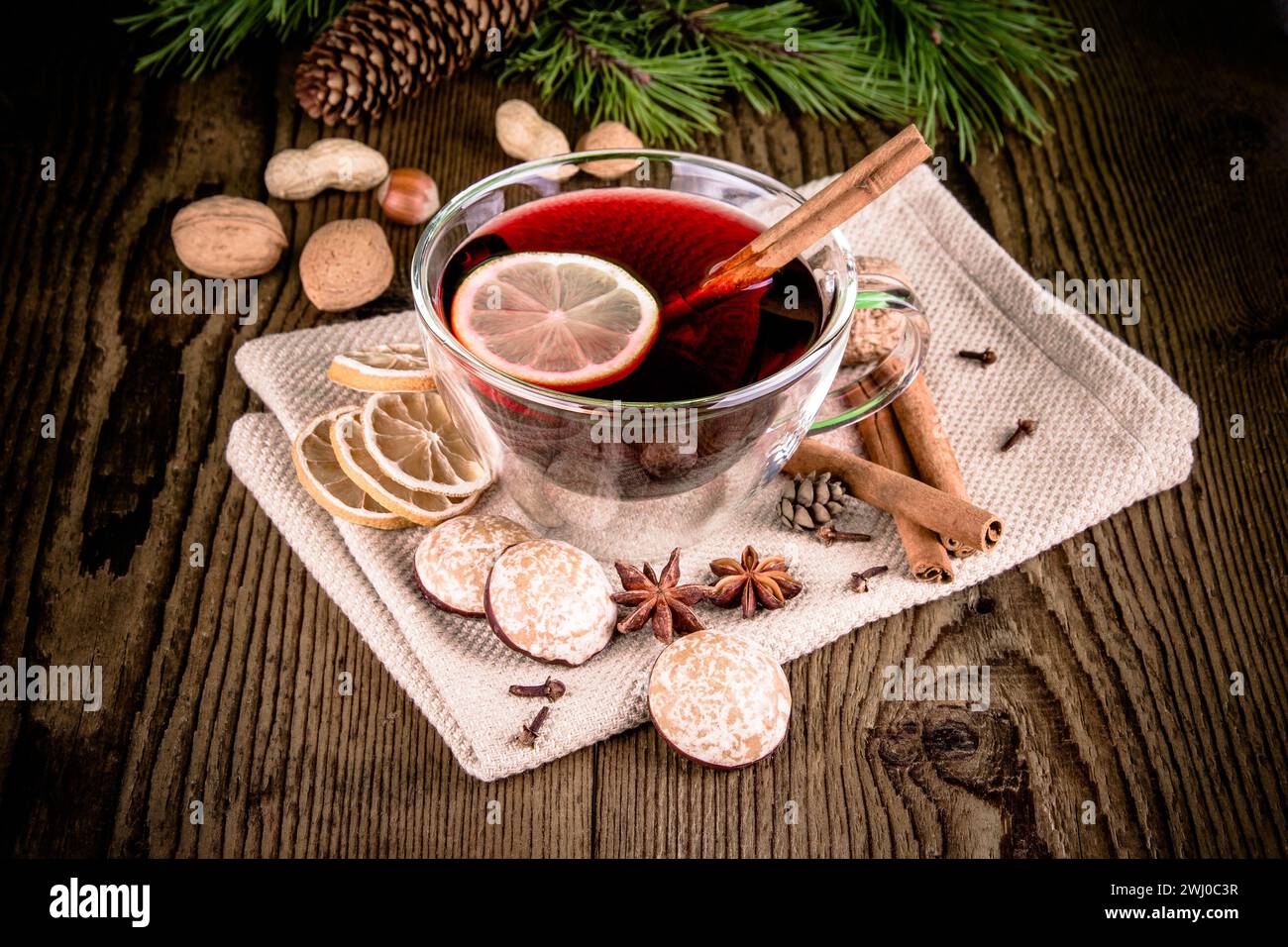 Glühwein im Glas mit Zimtstab, Lebkuchen Stockfoto