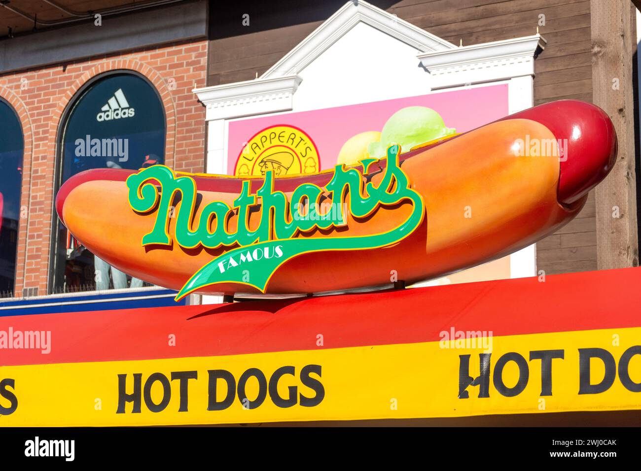 Nathan's berühmtes Hotdog-Schild, Pier 39, Fisherman's Wharf District, San Francisco, Kalifornien, Usa Stockfoto