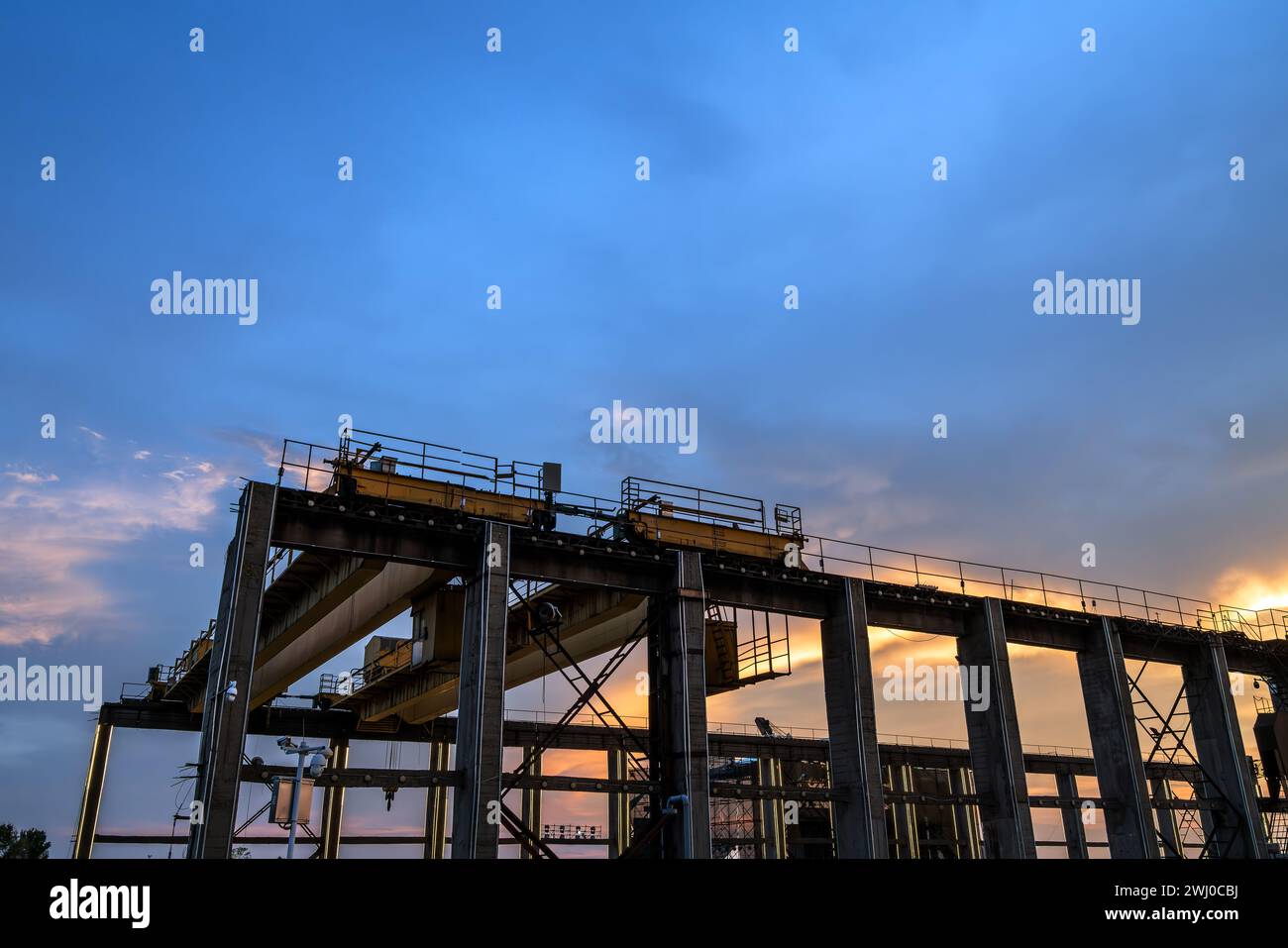 Die Stahlkonstruktion und der Brückenkran des Docks befinden sich am Dongting Lake in Yueyang, China. Stockfoto