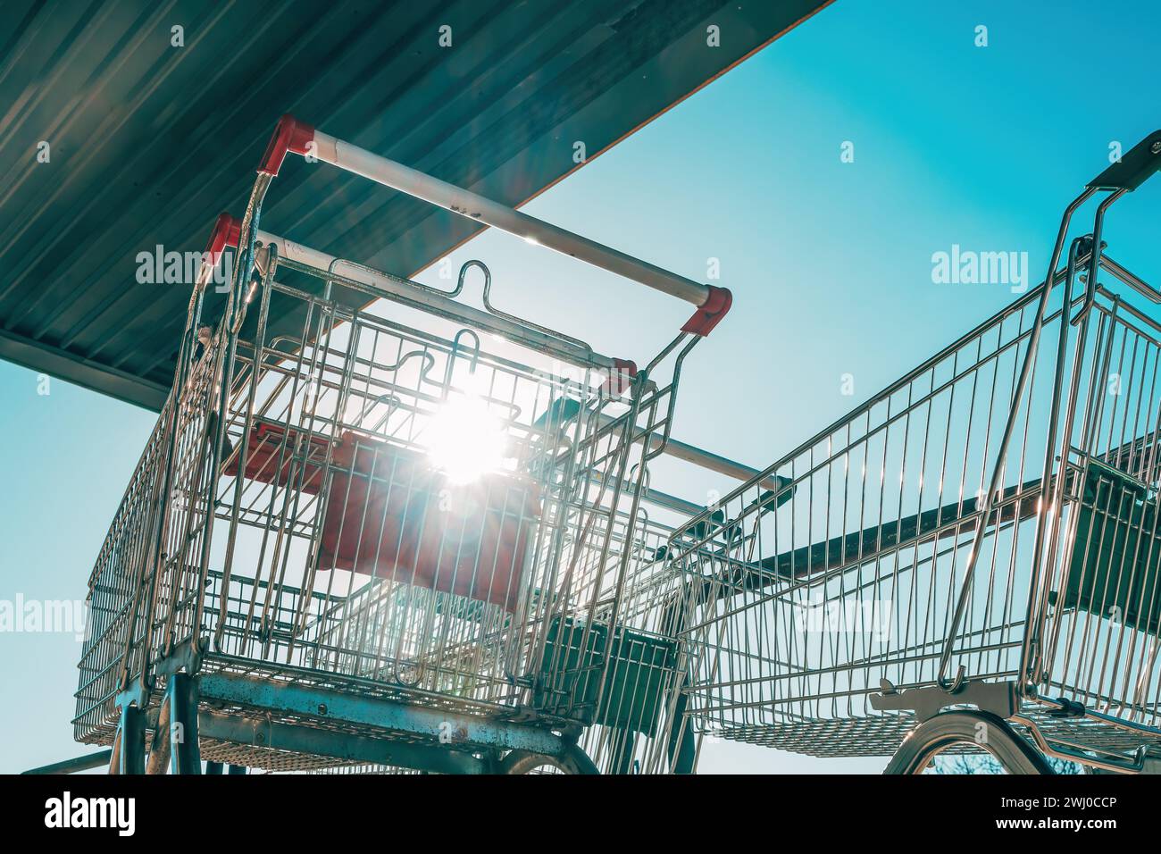 Sonne scheint durch Einkaufswagen-Trolley-Bars an einem sonnigen Tag, selektiver Fokus Stockfoto