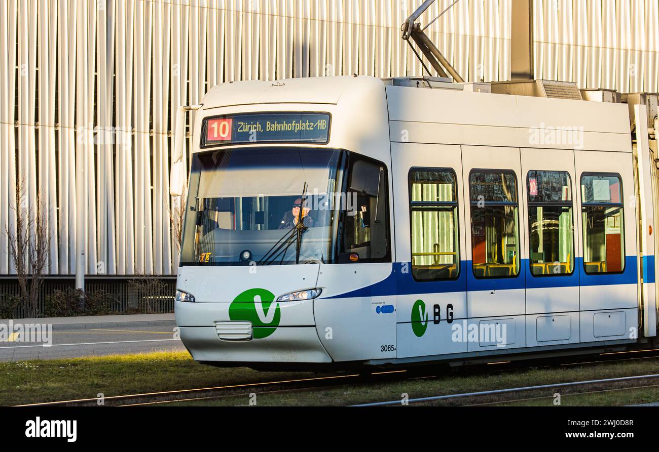Ein Cobratram der VBZ-Tramlinie 10 bei Flughafen Zürich. (Kloten, Schweiz, 10.02.2023) Stockfoto