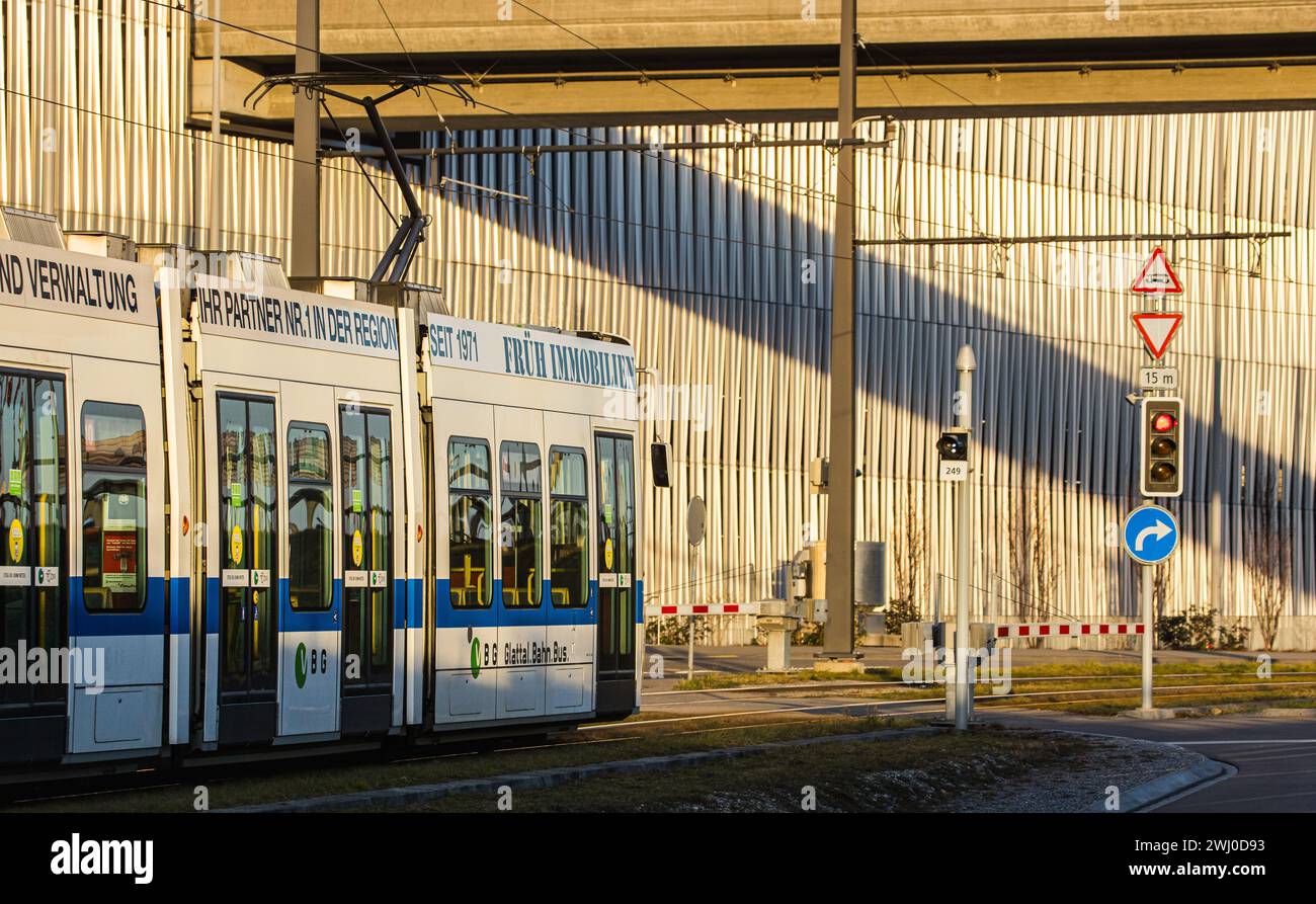 Ein Cobratram der VBZ-Tramlinie 10 bei Flughafen Zürich. (Kloten, Schweiz, 10.02.2023) Stockfoto