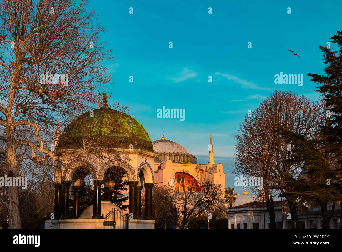 Blick auf Hagia Sophia und Deutsche Fountian alias Alman Cesmesi bei Sonnenuntergang. Besuchen Sie Istanbul Hintergrundfoto. Stockfoto
