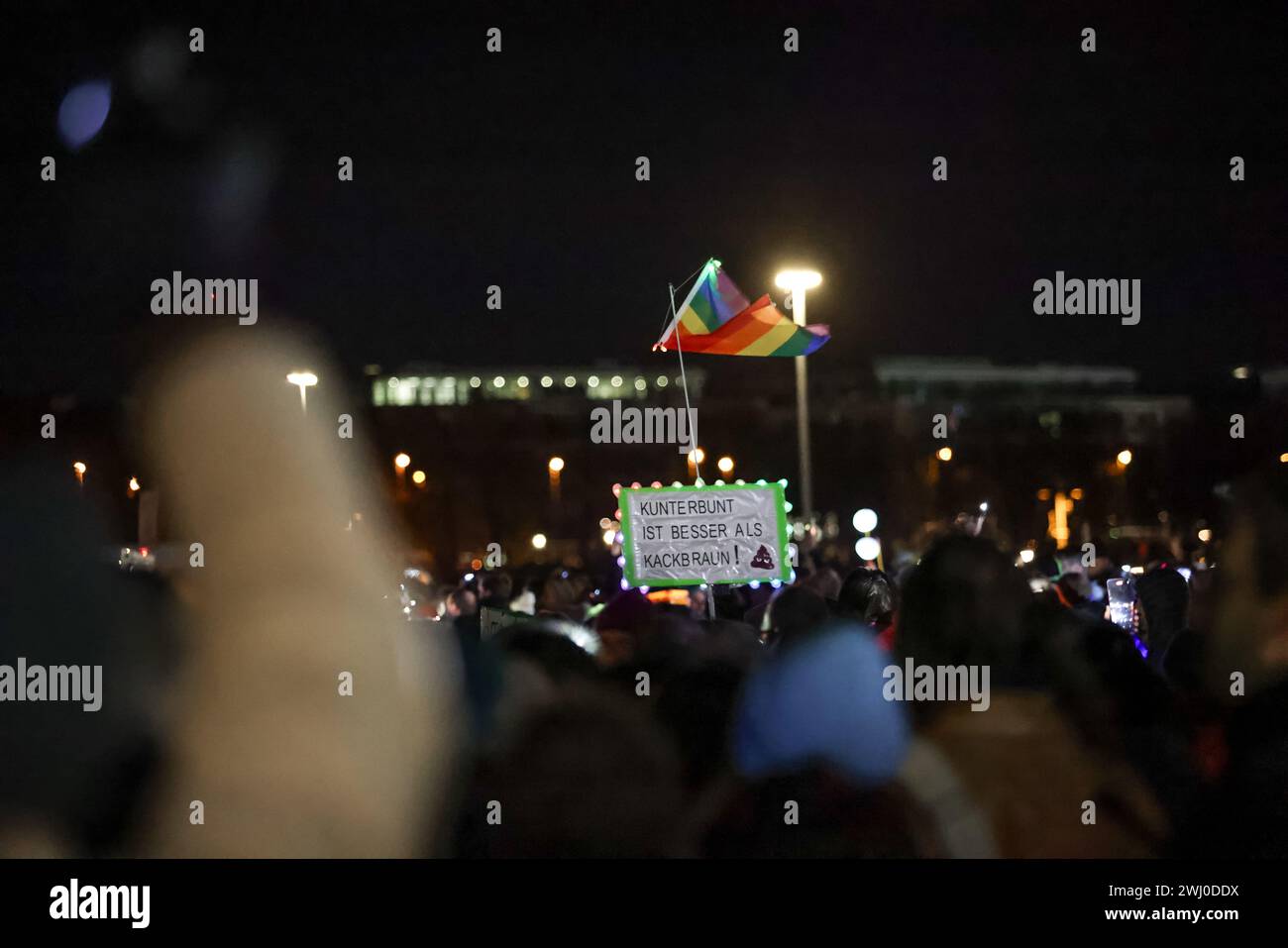 München, Deutschland - 11.02.2024: Eine riesige Menschenmenge überschwemmt die Straßen Münchens und zeigt sich während des "Lichtermeer"-Protestes in einer starken Demonstration von Einheit und demokratischem Eifer. Tausende von Demonstranten, die von Kerzen und Smartphone-Lampen beleuchtet werden, treten zusammen, um für demokratische Grundsätze und soziale Gerechtigkeit einzutreten. Quelle: Valerio Agolino / Alamy Live News Stockfoto