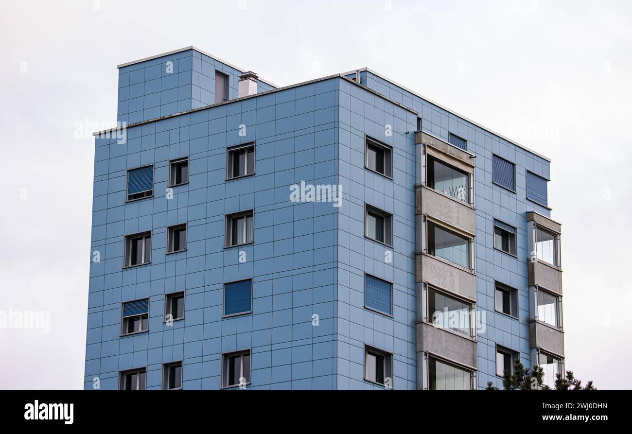 Blick in das Auenring-Quartie im Süden von Bassersdorf im Zürcher Unterland. (Bassersdorf, Schweiz, 19.02.2023) Stockfoto