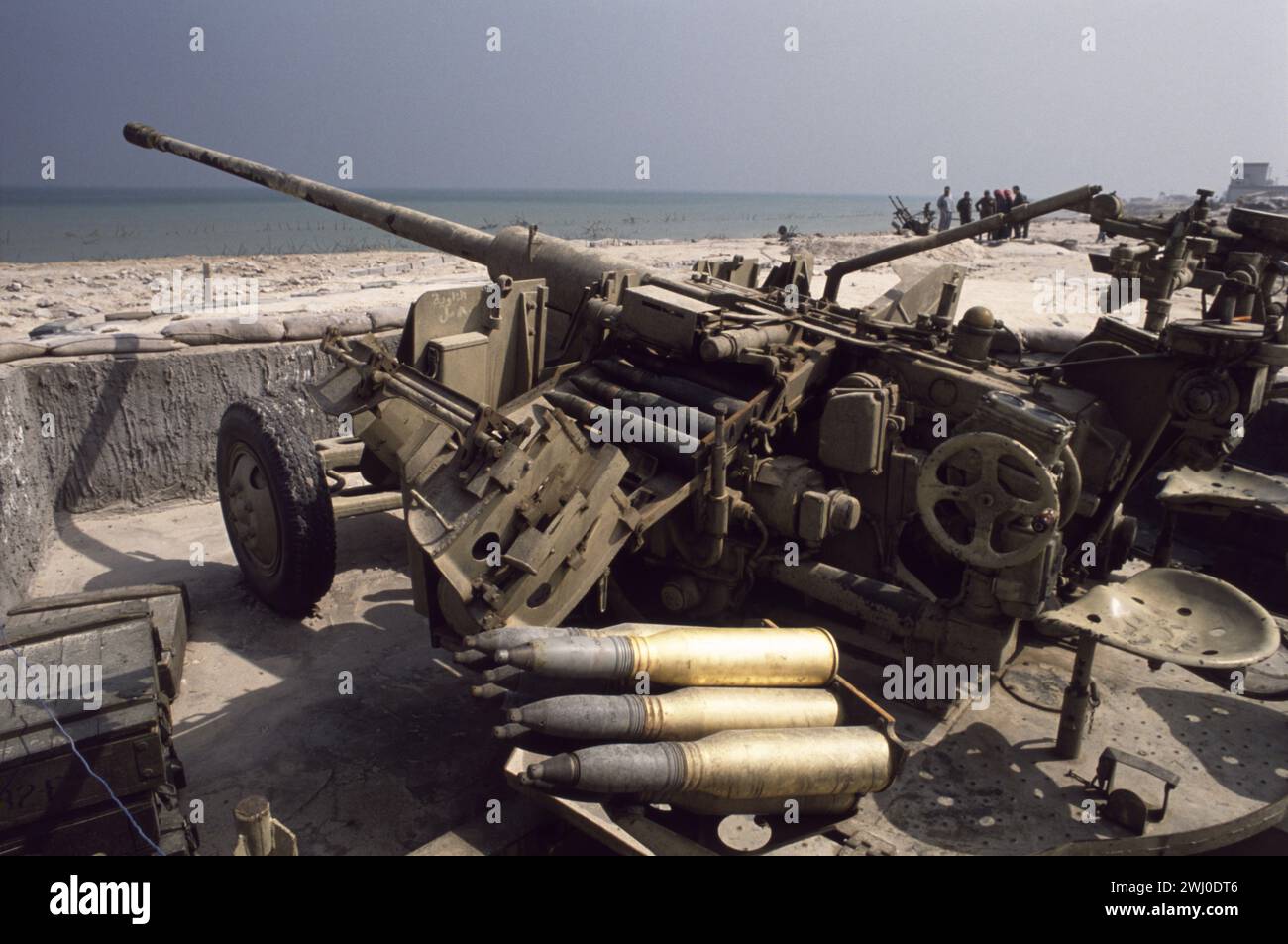 März 1991. Eine verlassene, irakische Armee 57mm AZP S-60 Flugabwehrpistole, an der Meeresfront in Kuwait-Stadt. Stockfoto