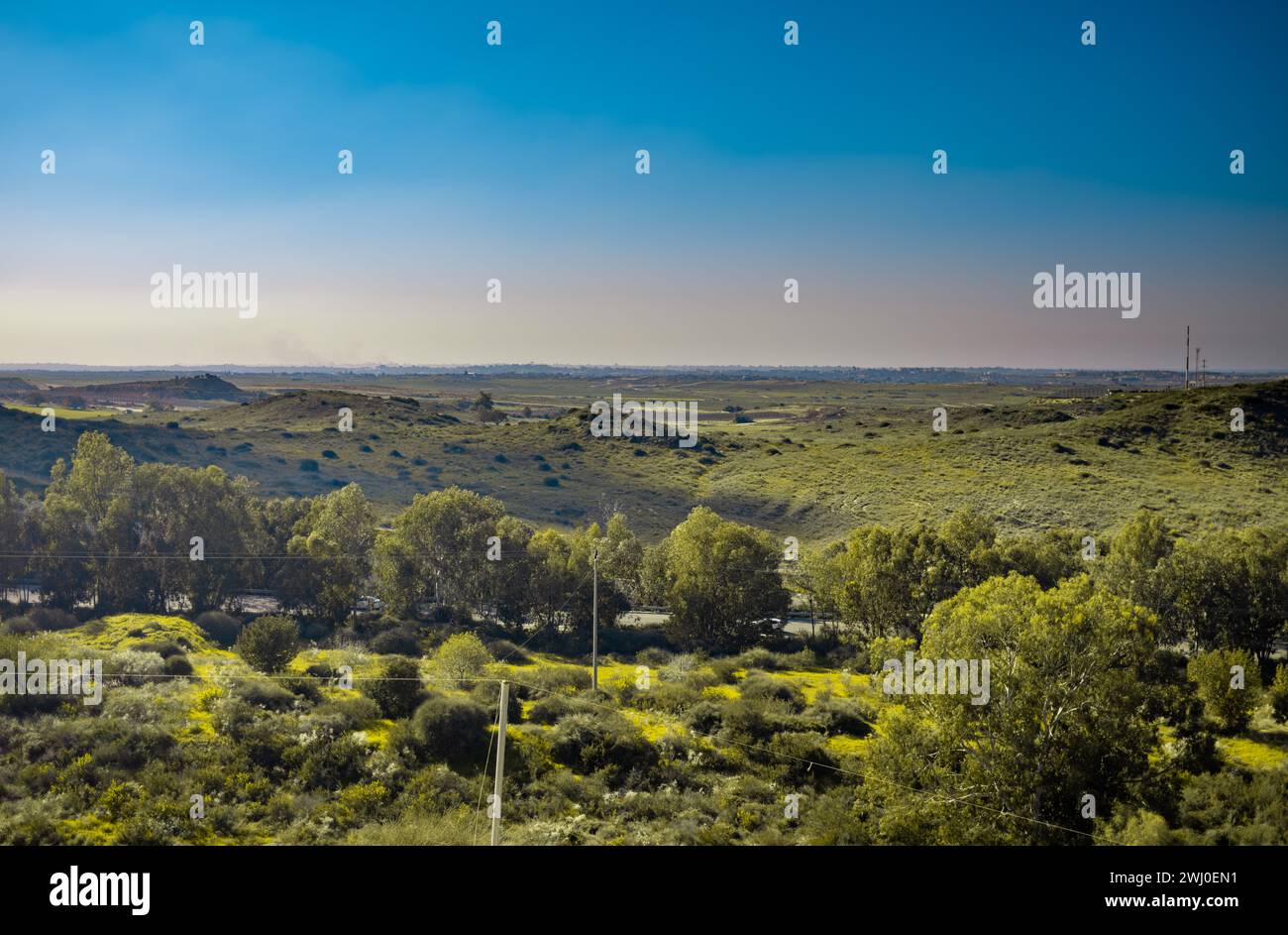 Die israelische Landschaft mit Blick auf die Grenze zum Gazastreifen unterstreicht den starken Kontrast zwischen den anhaltenden Konflikten. Stockfoto