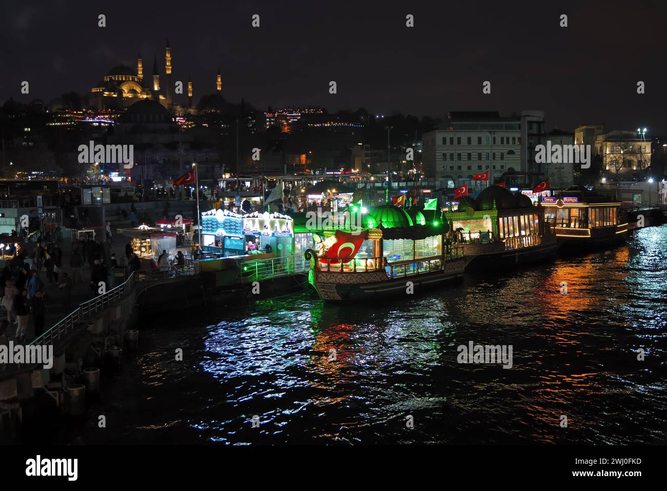 Istanbul, Türkei - 11. Dezember 2023: Nächtlicher Blick auf die Promenade des Goldenen Horns und die Suleiman- oder Suleymaniye-Moschee Stockfoto