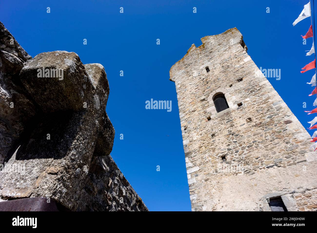Zinnenförmiger Turm der ummauerten Anlage aus dem 14. Jahrhundert Stockfoto