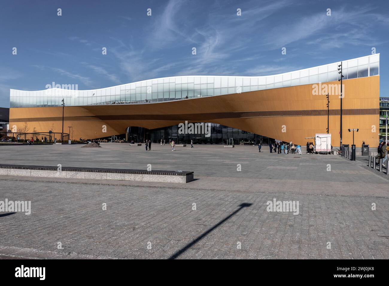 Außenaufnahme eines geräumigen Gebäudes auf einem Grundstück Stockfoto