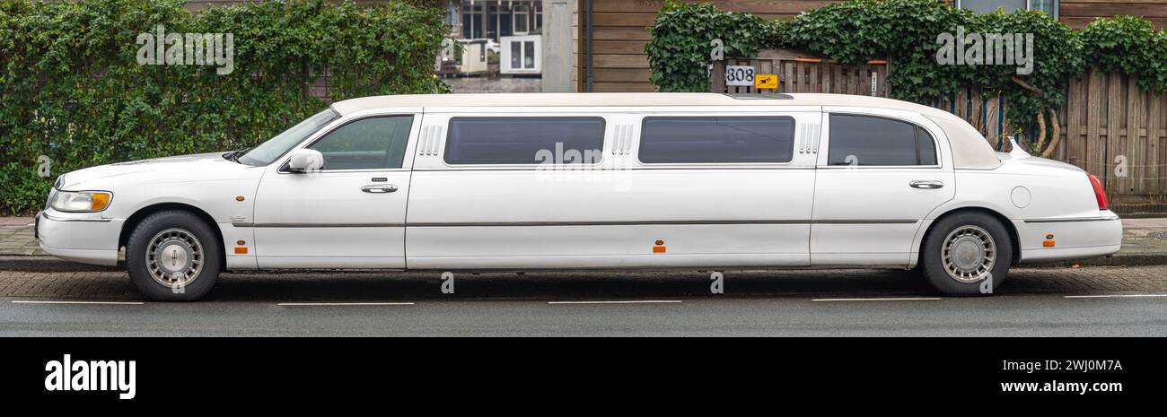 Amsterdam, Niederlande, 11.02.2024, Classic Stretch Limousine Lincoln Town Car ab 2000 Stockfoto