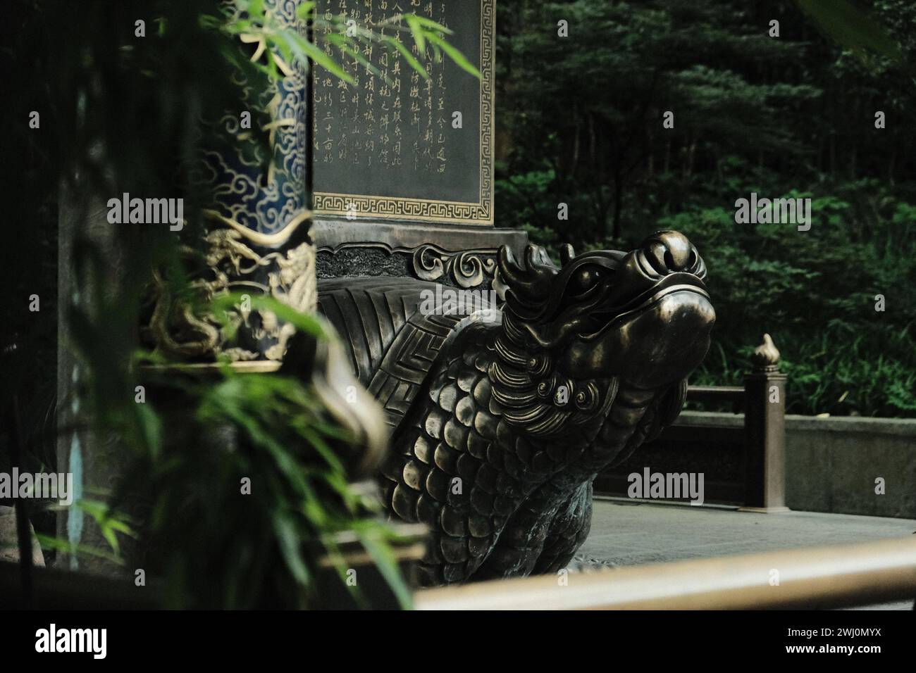 Eine alte Skulptur vor einer alten Stele auf einem Berg von China Stockfoto