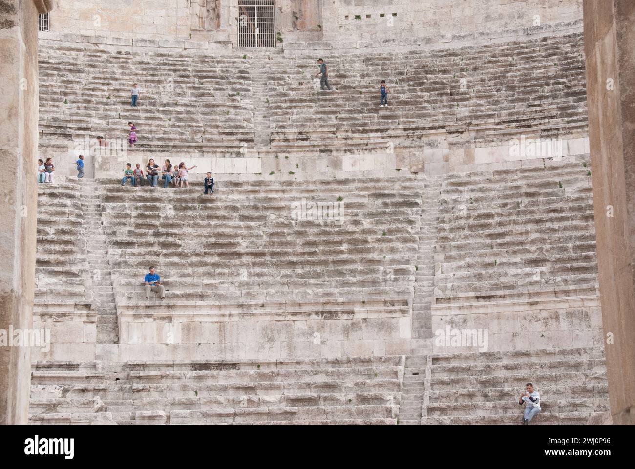 Menschen, die auf den Treppen des antiken Theaters der historischen Stadt Jerash in Jordanien sitzen Stockfoto