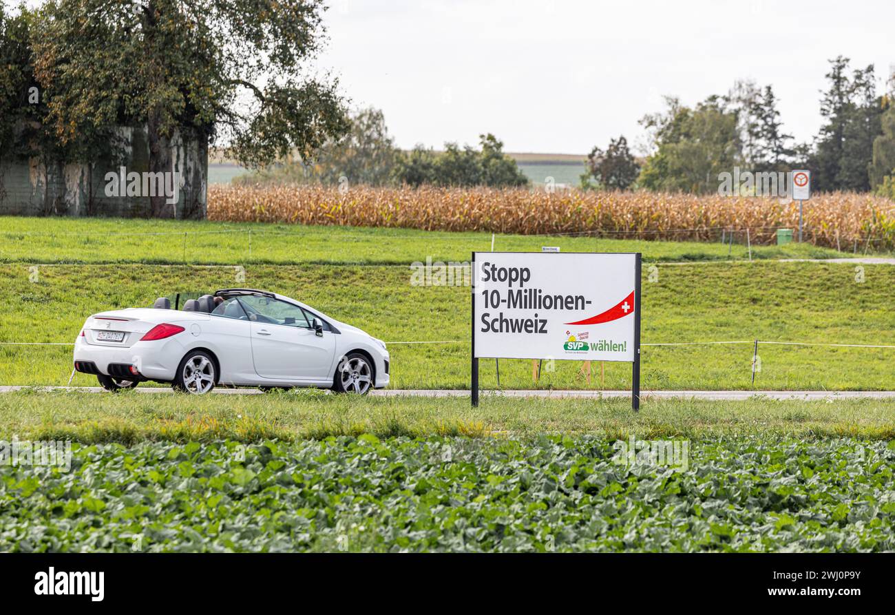 Ein Plakat für die Volksinitiative der SVP Schweiz, welche eine 10 Millionen Schweiz verhindern will. (Niederglatt, Schweiz, 30.09.2023) Stockfoto