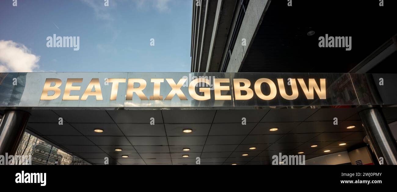 Schilder am Eingang des Theaters und des musikalischen Veranstaltungsortes Beatrix Building in Utrecht, Niederlande, bei Sonnenuntergang in blauer Stunde. Stockfoto