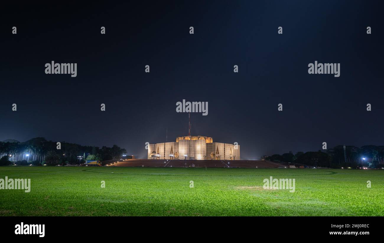 Dhaka, Bangladesch - 11 21 2023 : Blick auf die Landschaft von Jatiya Sangsad Bhaban oder National Parliament Building bei Nacht Stockfoto