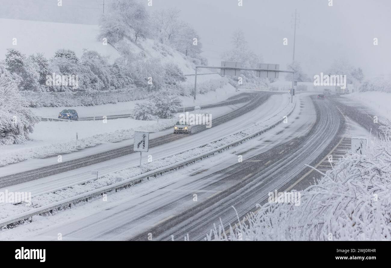 Winterliche Strassenverhältnisse auf der Autobahn A50 im Norden des Kantons Zürich. (Glattfelden, Schweiz, 02.12.2023) Stockfoto