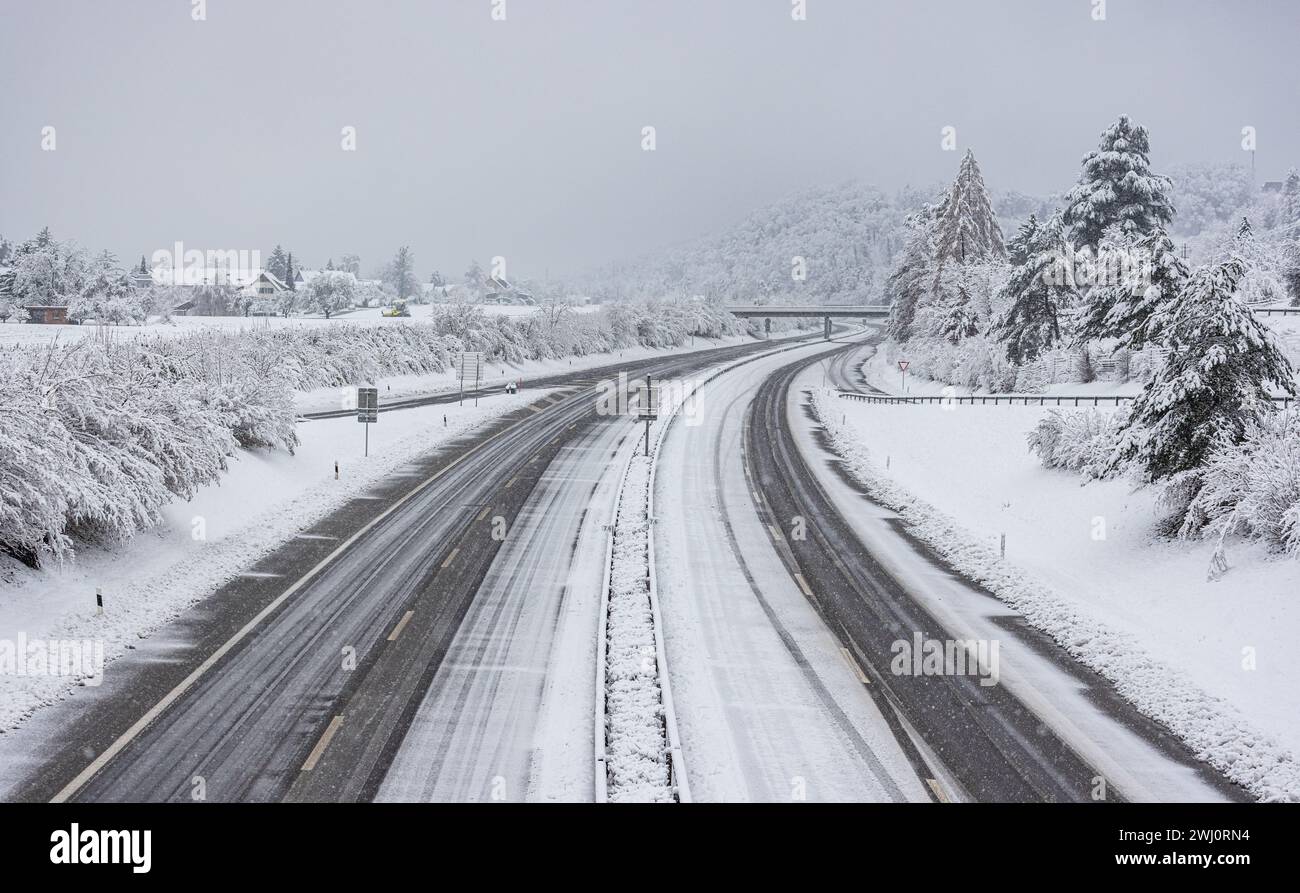 Winterliche Strassenverhältnisse auf der Autobahn A50 im Norden des Kantons Zürich. (Glattfelden, Schweiz, 02.12.2023) Stockfoto