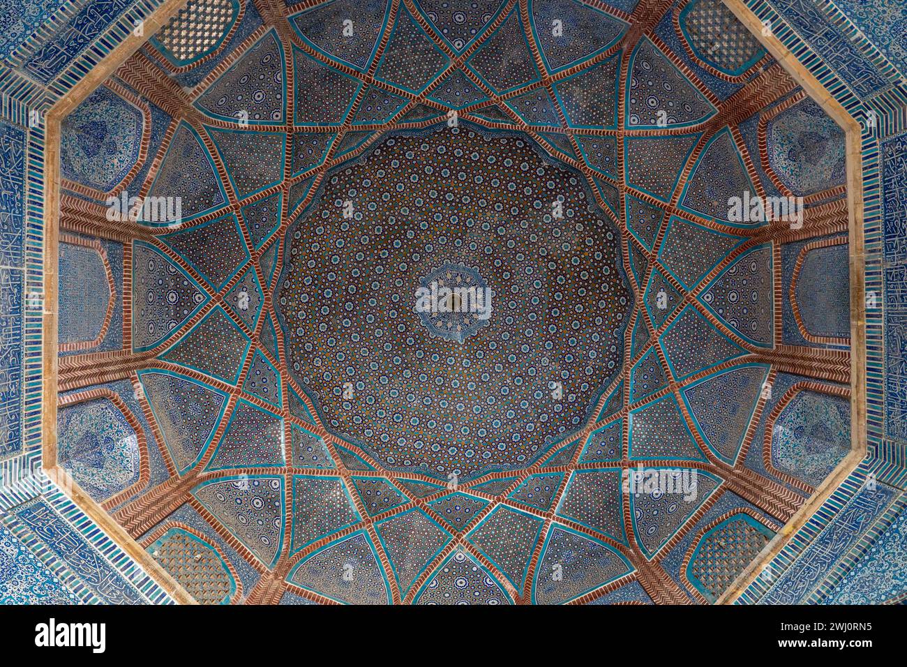 Thatta, Sindh, Pakistan - 11 17 2019 : Blick auf das wunderschöne blaue traditionelle florale und geometrische Mosaikdesign in der Kuppel der alten Shah Jahan Moschee Stockfoto