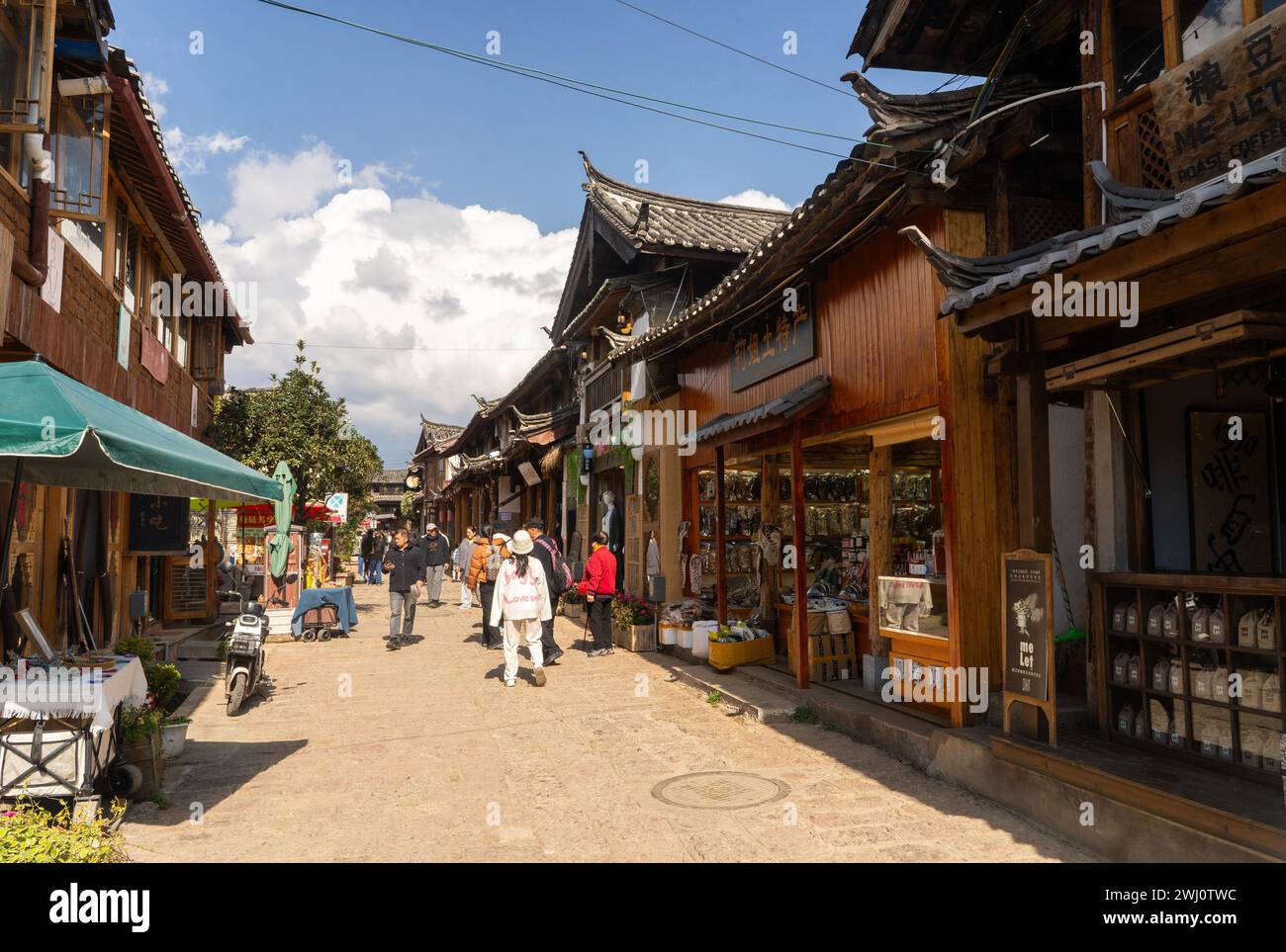Lijiang Altstadt, Yunnan, China - November 2023 Straßenszene, Menschen, Touristen Stockfoto