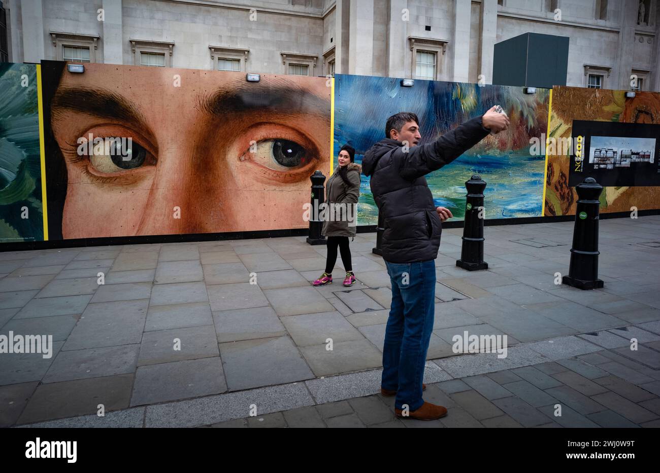 Die National Gallery am Londons Trafalgar Square feiert ihr 200-jähriges Bestehen am 10. Mai 2024. Ein Besucher in London fotografiert seinen Partner Stockfoto