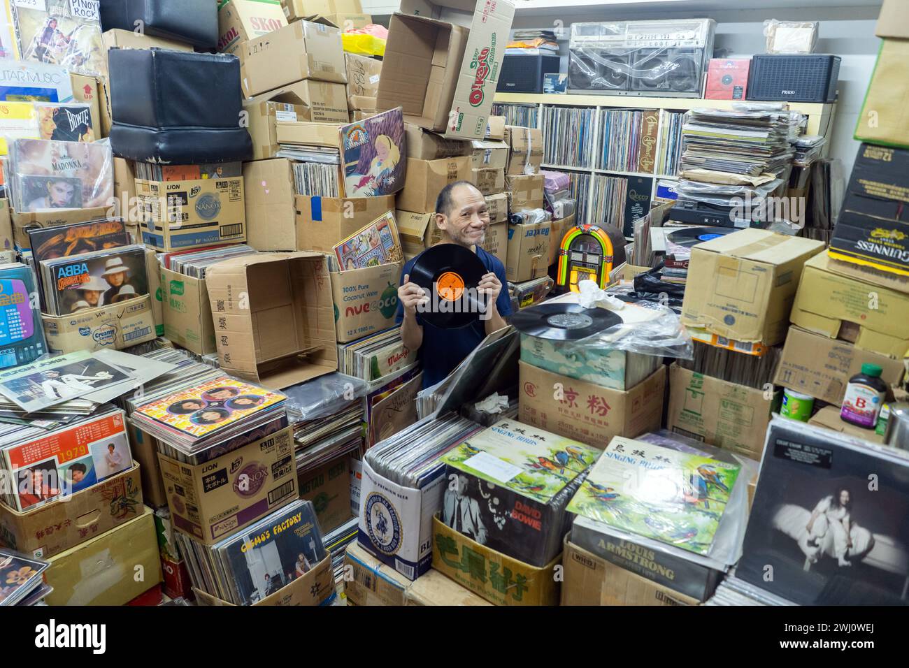 Hongkong Dezember 2023, Kowloon, Sham Shui Po, Vinyls-Verkäufer Stockfoto