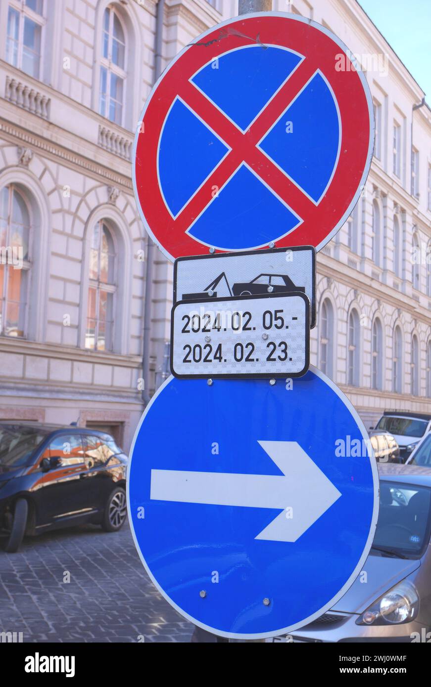 Kein Parkplatz mit angegebenen Daten und Zeiten und Rechtskurven, Burgviertel, Budapest, Ungarn Stockfoto