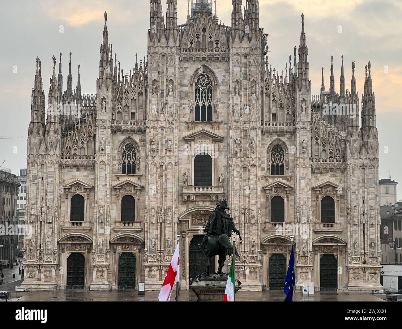 Mailand, Italien - 12. november 2023: Reiterstatue von König Victor Emmanuel auf dem Platz vor dem Mailänder Dom. Italien Stockfoto