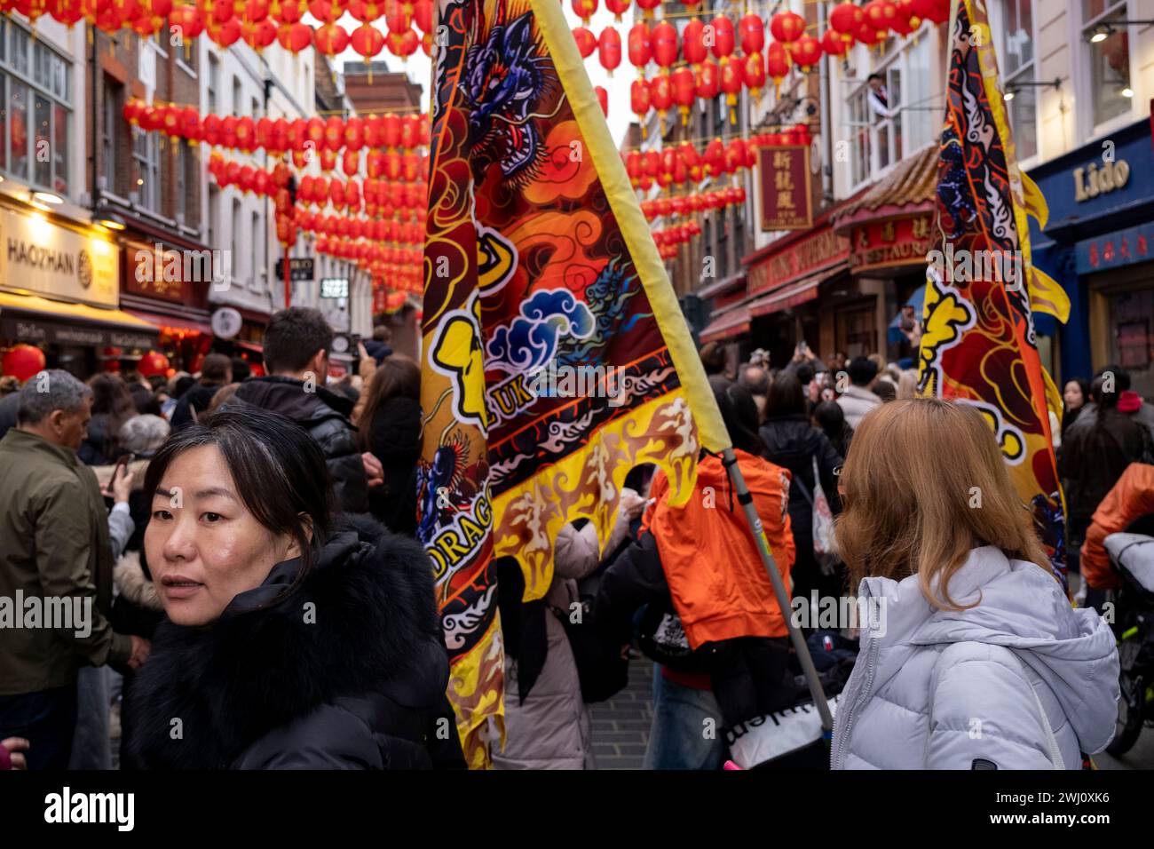 Die Menschenmassen versammeln sich, um die Lion Dances zu beobachten, um das chinesische Neujahrsfest des Drachen in Chinatown zu feiern, um sie für das kommende Jahr am 10. Februar 2024 in London, Großbritannien, zu segnen. Chinatown ist eine ethnische Enklave an der Grenze zu Soho und befindet sich derzeit in der Gerrard Street. Es enthält eine Reihe chinesischer Restaurants, Bäckereien, Supermärkte, Souvenirläden und anderer chinesischer Unternehmen. Stockfoto