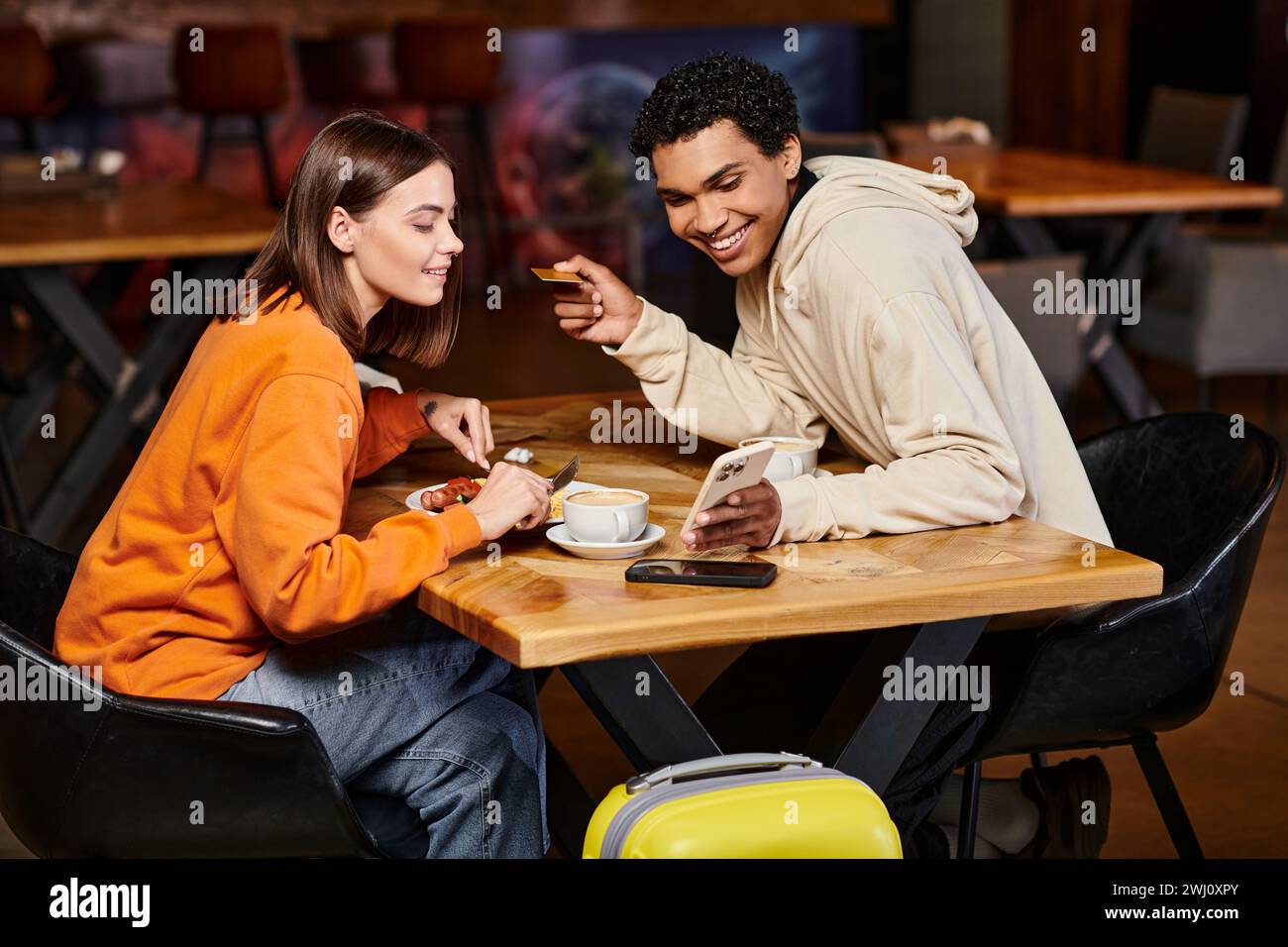 Verschiedene Paare, die sich über Inhalte auf dem Smartphone im Café austauschen, Mittagessen essen und online einkaufen Stockfoto