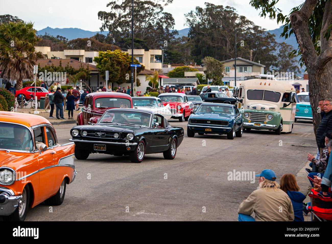 Classic and Hot Rod Car Show in Morro Bay, Kalifornien im Mai 2023, die „Cruisin“ Morro Bay Car Show“. Bunte Autos in der Schlange, die auf der Straße fahren. Stockfoto