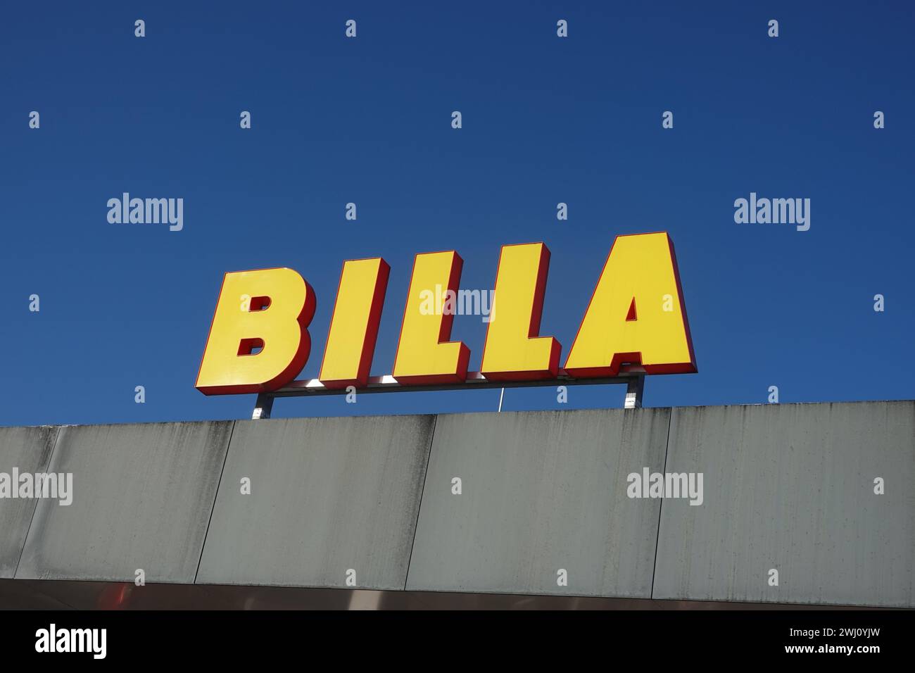 Billa-Schriftzug auf einem Zweig der Nahrungskette Stockfoto